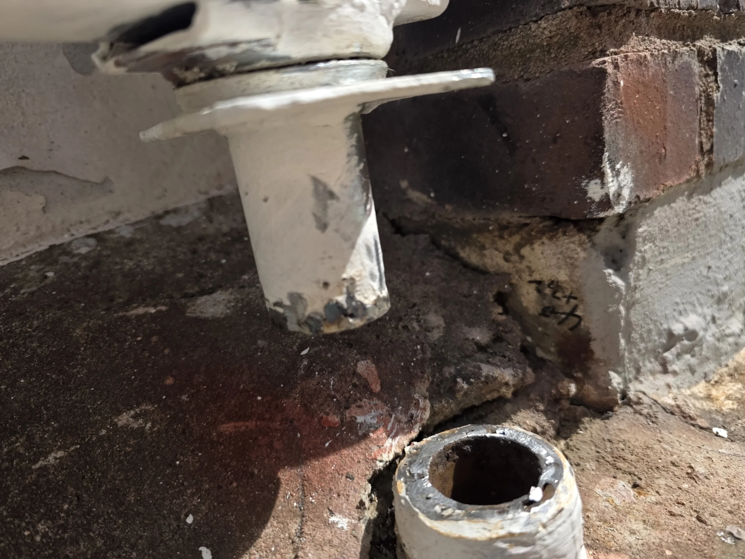 목조주택 기초 균열 보강 시공 중