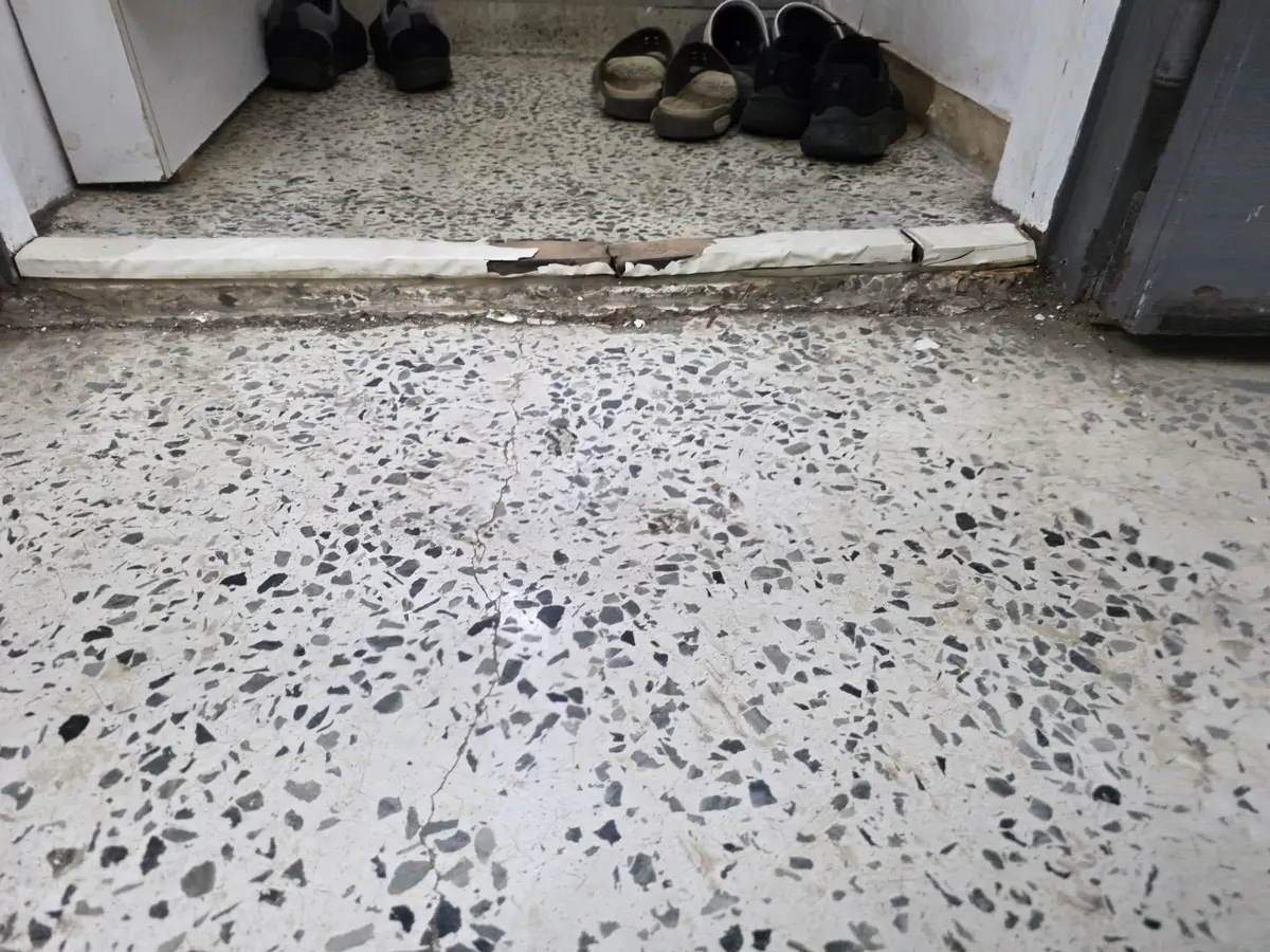 낡은 나무 문턱 철거 후 스텐레스 문턱 시공 시공 후